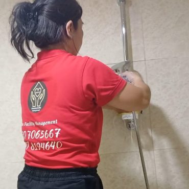 bathroom-cleaning