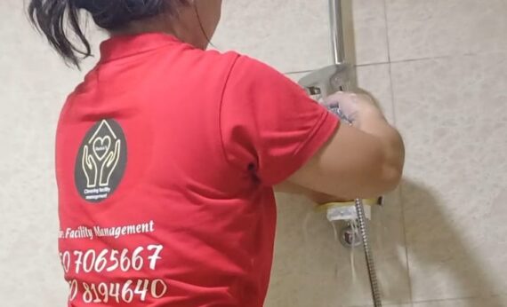 bathroom-cleaning