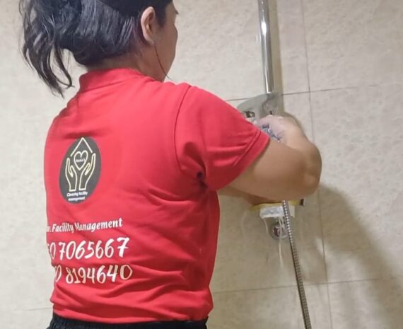 bathroom-cleaning
