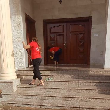 door-cleaning